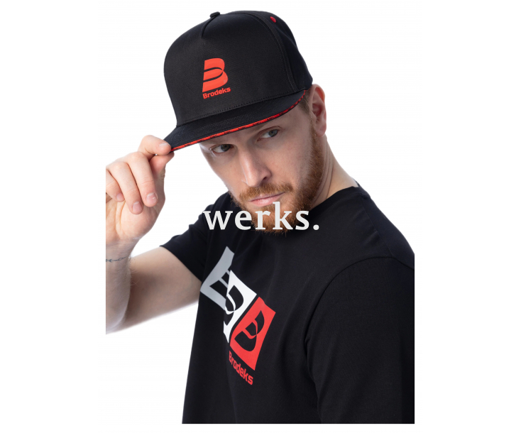 Бейсболка Brodeks KM131 красный