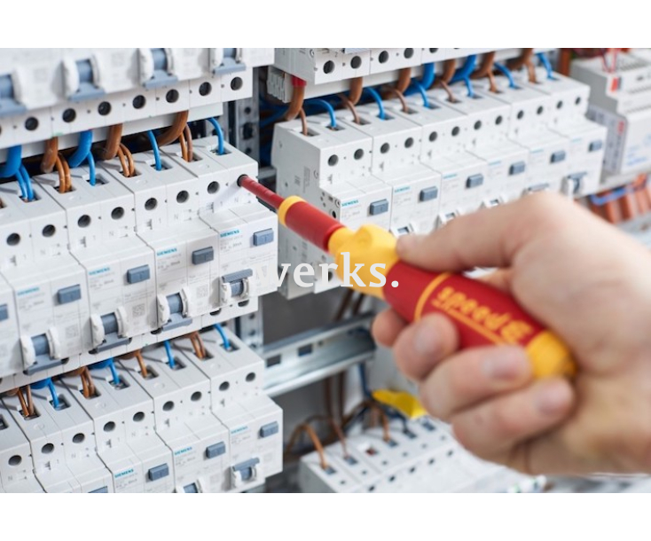 Диэлектрическая VDE отвертка speedE Set2 с электроприводом и битами Wiha 590 T102 41912, 42267 12 предметов