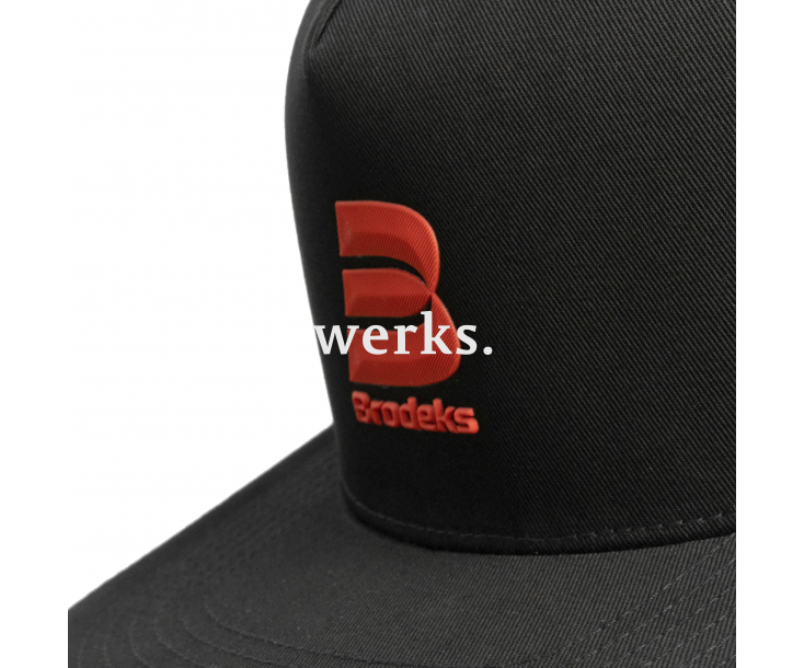 Бейсболка Brodeks KM131 красный