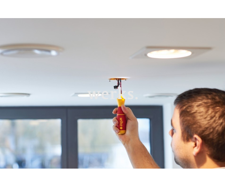 Диэлектрическая VDE отвертка speedE Set1 с электроприводом и битами Wiha 590 T101 41911, 42266 9 предметов