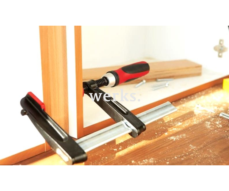 Струбцина TPN Bessey из ковкого чугуна с деревянной рукояткой BE-TPN60S12BE